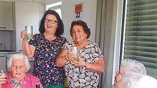 „Ein Prosit, ein Prosit der Gemütlichkeit“, singen die Bewohner des Leonhard-Kaiser-Hauses in Bogen zusammen mit Rita Hien (2.v.l.). „Ein Prosit, ein Prosit der Gemütlichkeit“, singen die Bewohner des Leonhard-Kaiser-Hauses in Bogen zusammen mit Rita Hien (2.v.l.).