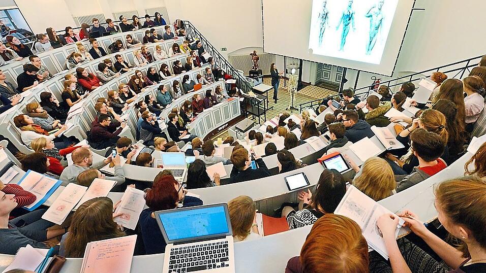 Medizin studieren: Das geht &uuml;berall im Freistaat au&szlig;er in Niederbayern. Das soll sich &auml;ndern, nur &uuml;ber das 'Wie' wird noch hei&szlig; diskutiert.
