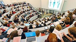 Medizin studieren: Das geht &uuml;berall im Freistaat au&szlig;er in Niederbayern. Das soll sich &auml;ndern, nur &uuml;ber das 'Wie' wird noch hei&szlig; diskutiert.