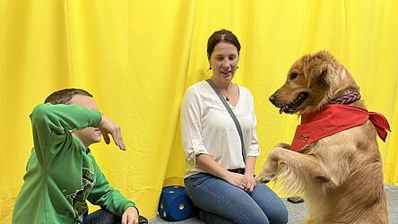 Sonja Emmer hat Bucky viele Tricks beigebracht, die er gerne vorzeigt.