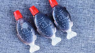 Die kleinen Fischchen mit Sojasoße gehören in Sushi-Läden weltweit zum Angebot – aber sie schaden der Umwelt. (Symbolbild)