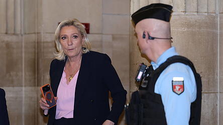 Frankreichs f&uuml;hrende Rechtsnationale Marine Le Pen k&auml;mpft in einem neuen Gerichtsverfahren um ihre politische Zukunft.