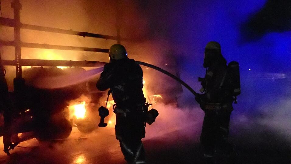 Das Feuer konnte durch den Einsatz von Wasser und Schaum schnell unter Kontrolle gebracht und vollst&auml;ndig gel&ouml;scht werden.