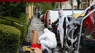 Ermittler sammeln Spuren am Tatort in Witten. Ermittler sammeln Spuren am Tatort in Witten.