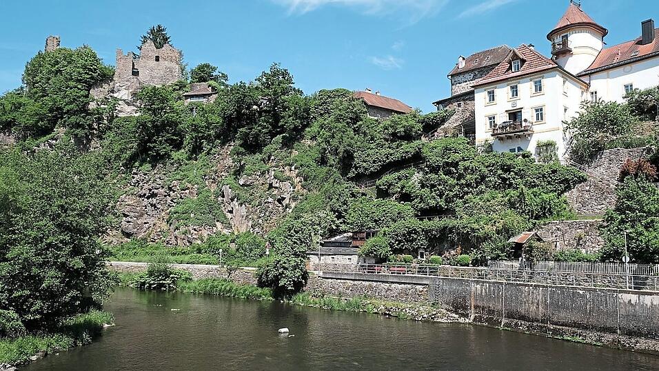 Die Ruine liegt über dem Flusslauf der Ilz. Die Ruine liegt über dem Flusslauf der Ilz.