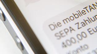 Beim Online-Banking mit dem Handy ist Vorsicht geboten: Cyberkriminelle nutzen Phishing-Attacken, um an vertrauliche Daten zu kommen. Beim Online-Banking mit dem Handy ist Vorsicht geboten: Cyberkriminelle nutzen Phishing-Attacken, um an vertrauliche Daten zu kommen.