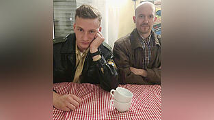 Markus Schmid (l.) in seiner Verkleidung mit Freund Andre Hilburger.