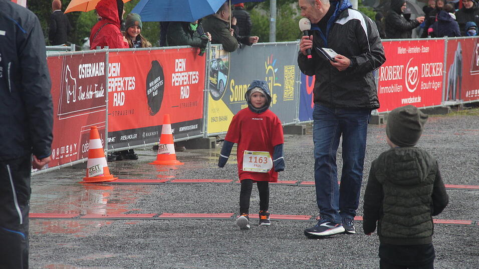 Nasskaltes Aprilwetter lässt die jungen Straubinger Läufer kalt.