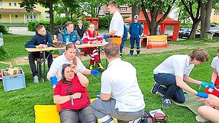 Anhand von Mimen, die Unfallopfer darstellten, wurden die praktischen Fertigkeiten in Erster Hilfe gepr&uuml;ft.