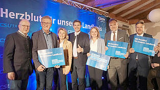 Landratskandidat Patrick Grossmann (Mitte), umgeben von Unterstützern. Zu sehen sind Franz Ehl, Wolfgang Scheuerer, Elisabeth Kerscher, Kreisvorsitzender Peter Aumer und Rainer Mißlbeck (von links).
