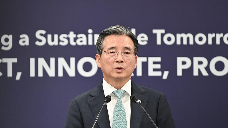 Kim Yong Bum, Leiter im Präsidentenstab für Politik, gibt Auskunft über die Details der Handelseinigung mit den USA. Kim Yong Bum, Leiter im Präsidentenstab für Politik, gibt Auskunft über die Details der Handelseinigung mit den USA.