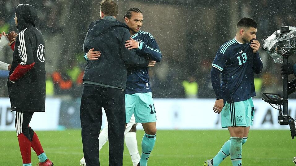 Bundestrainer Nagelsmann umarmt Leroy Sané, Deniz Undav (r.) geht vom Platz. Bundestrainer Nagelsmann umarmt Leroy Sané, Deniz Undav (r.) geht vom Platz.