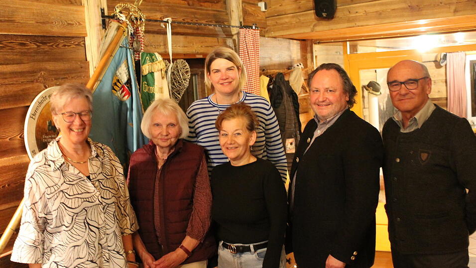 Die Vorstandschaft der Liedertafel Furth mit der geehrten S&auml;ngerin Jutta Schr&ouml;der.
