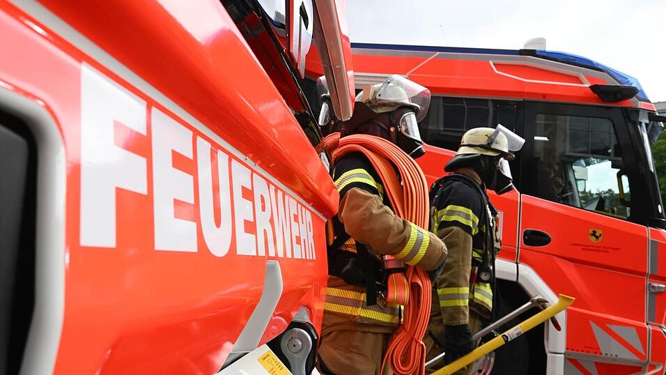 Die Feuerwehr konnte den Mann nur noch tot aus der Wohnung bergen. (Symbolbild) Die Feuerwehr konnte den Mann nur noch tot aus der Wohnung bergen. (Symbolbild)