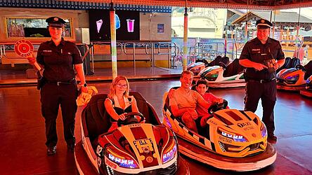 Feierten die Weltpremiere der Autoscooter-Kontrolle beim Distel am G&auml;ubodenvolksfest (v.l): Polizeisprecherin Natascha Lenz, Testfahrerin Nadine Spranger, Heiner Distel mit Sohn Paul und Messpistolenspezialist Michael Edenhofer.