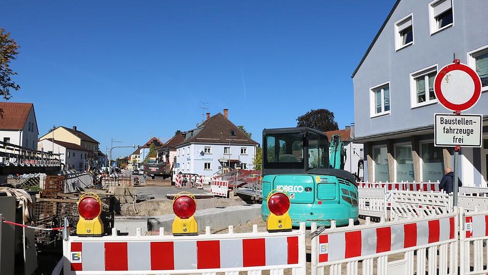 Die Arbeiten an der Bogenbachbrücke dauern länger. Die Arbeiten an der Bogenbachbrücke dauern länger.