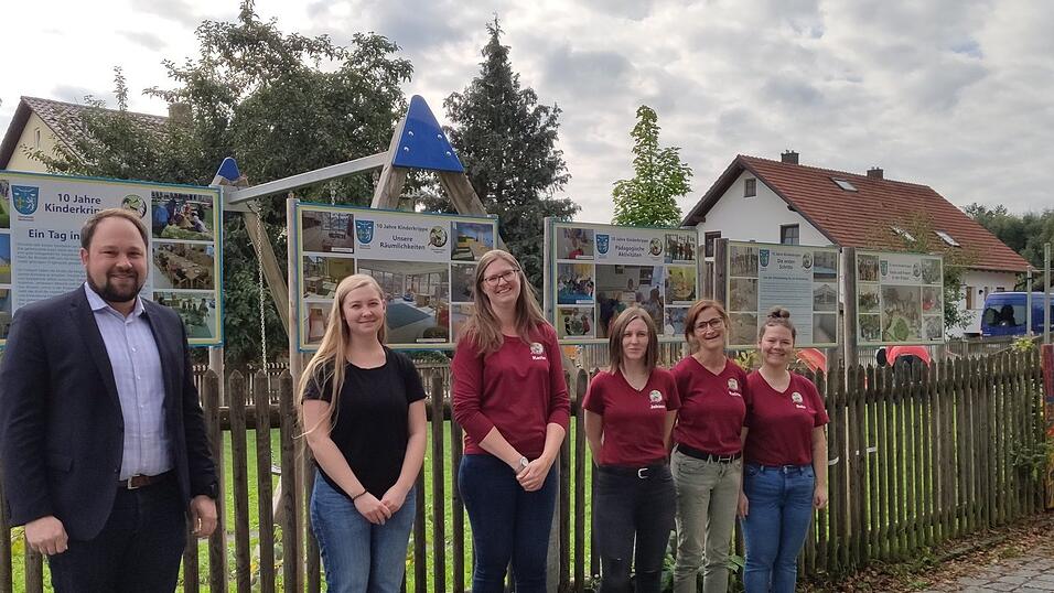 B&uuml;rgermeister Hans-Peter Deifel gratulierte der Leiterin des 'Vogelnests', Karin Hiergeist (3.v.l.), und den P&auml;dagoginnen der Krippe.
