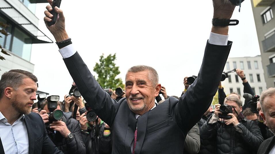 Der Vorsitzende der Oppositionsbewegung ANO, Andrej Babis, reagiert nach der Bekanntgabe des Wahlergebnisses.