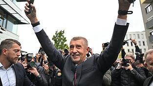 Der Vorsitzende der Oppositionsbewegung ANO, Andrej Babis, reagiert nach der Bekanntgabe des Wahlergebnisses.