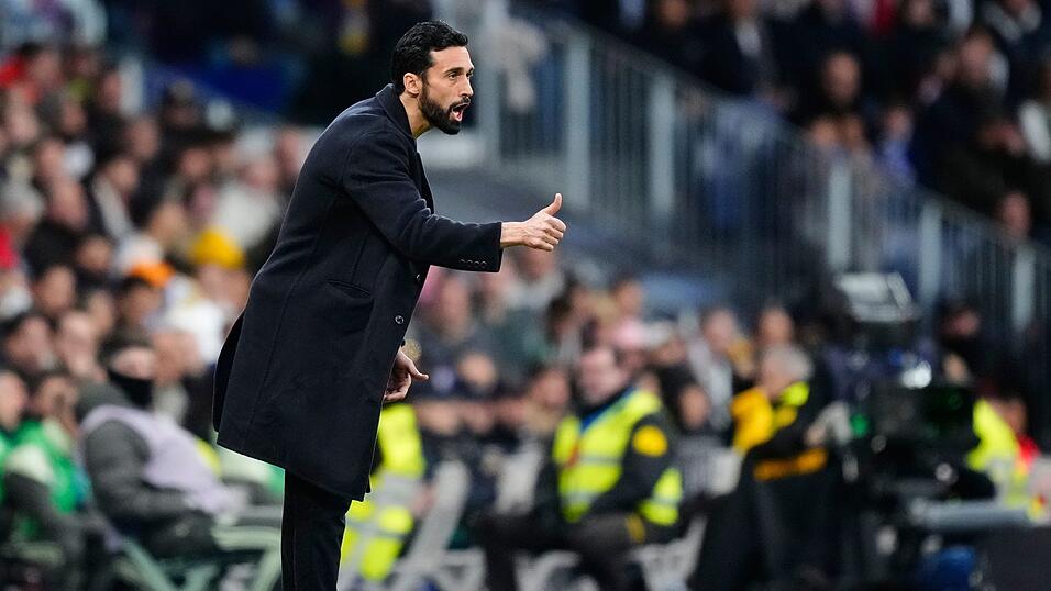 Trainer &Aacute;lvaro Arbeloa steht bei Real Madrid in der Kritik. (Archivbild)
