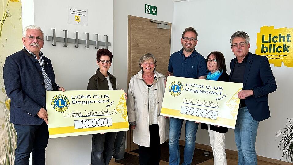 Überwältigende Spendensumme des Lions-Hilfswerk Deggendorf: (v.l.) Lions-Schatzmeister Georg Krammer, Angelika Färber (Seniorenhilfe Lichtblick), Hela Schandlmaier (Kraki-Vorsitzende), Lions-Präsident Dr. Christoph Beer, Eva Baumann (Kraki) und Lions-Vorsitzender Dr. Georg Pex. Überwältigende Spendensumme des Lions-Hilfswerk Deggendorf: (v.l.) Lions-Schatzmeister Georg Krammer, Angelika Färber (Seniorenhilfe Lichtblick), Hela Schandlmaier (Kraki-Vorsitzende), Lions-Präsident Dr. Christoph Beer, Eva Baumann (Kraki) und Lions-Vorsitzender Dr. Georg Pex.