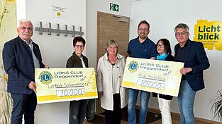 Überwältigende Spendensumme des Lions-Hilfswerk Deggendorf: (v.l.) Lions-Schatzmeister Georg Krammer, Angelika Färber (Seniorenhilfe Lichtblick), Hela Schandlmaier (Kraki-Vorsitzende), Lions-Präsident Dr. Christoph Beer, Eva Baumann (Kraki) und Lions-Vorsitzender Dr. Georg Pex. Überwältigende Spendensumme des Lions-Hilfswerk Deggendorf: (v.l.) Lions-Schatzmeister Georg Krammer, Angelika Färber (Seniorenhilfe Lichtblick), Hela Schandlmaier (Kraki-Vorsitzende), Lions-Präsident Dr. Christoph Beer, Eva Baumann (Kraki) und Lions-Vorsitzender Dr. Georg Pex.