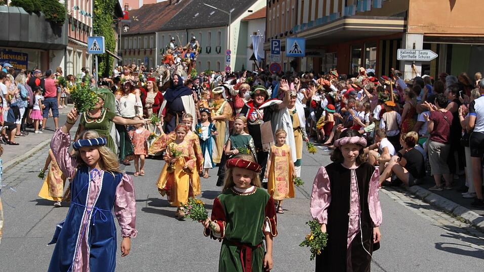 Die schönsten Augenblicke des historischen Drachenstich-Festzuges 2016. Die schönsten Augenblicke des historischen Drachenstich-Festzuges 2016.