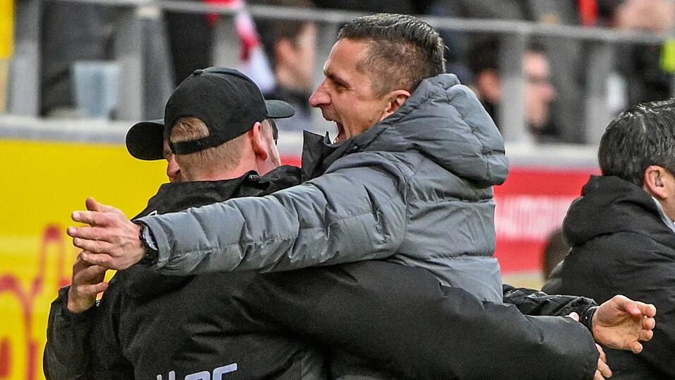 Jubel bei Mersad Selimbegovic und seinem Trainerteam &uuml;ber den Sieg &uuml;ber den FC St. Pauli.