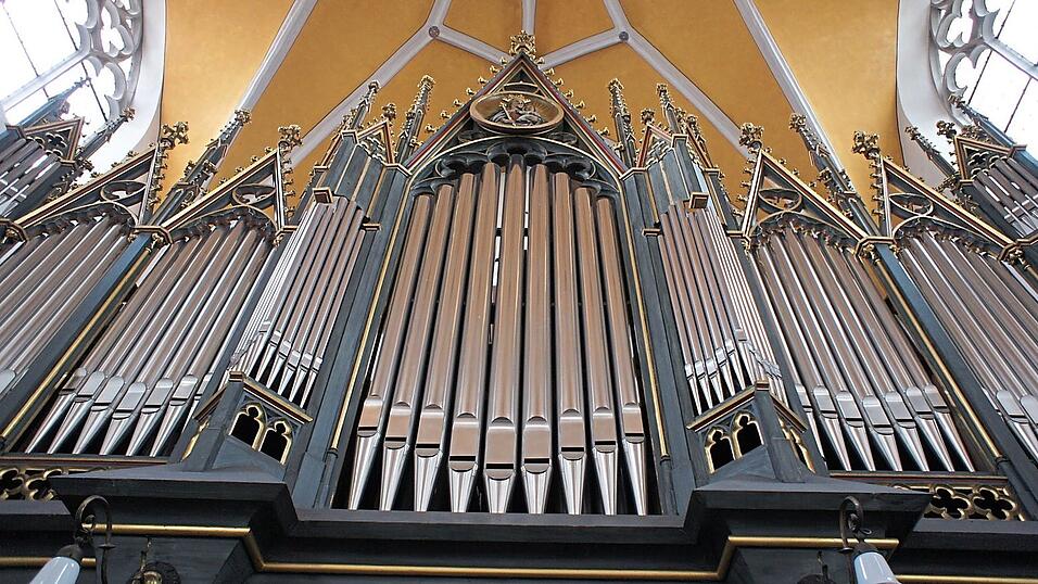 Die Steinmeyer-Orgel in St. Jodok ist in ein ansehnliches dunkelblaues Gehäuse gesetzt. Die Steinmeyer-Orgel in St. Jodok ist in ein ansehnliches dunkelblaues Gehäuse gesetzt.