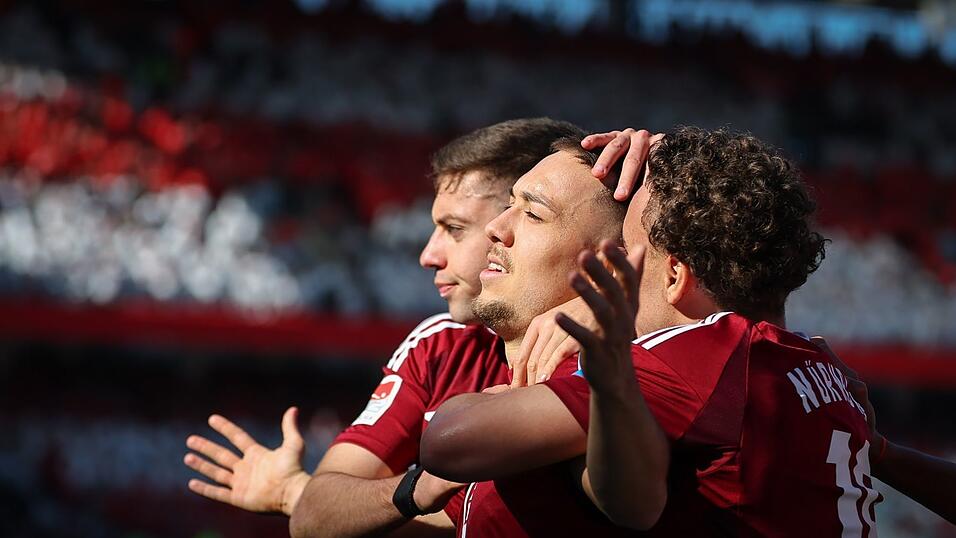 Julian Justvan (M) trifft gegen Fürth doppelt.