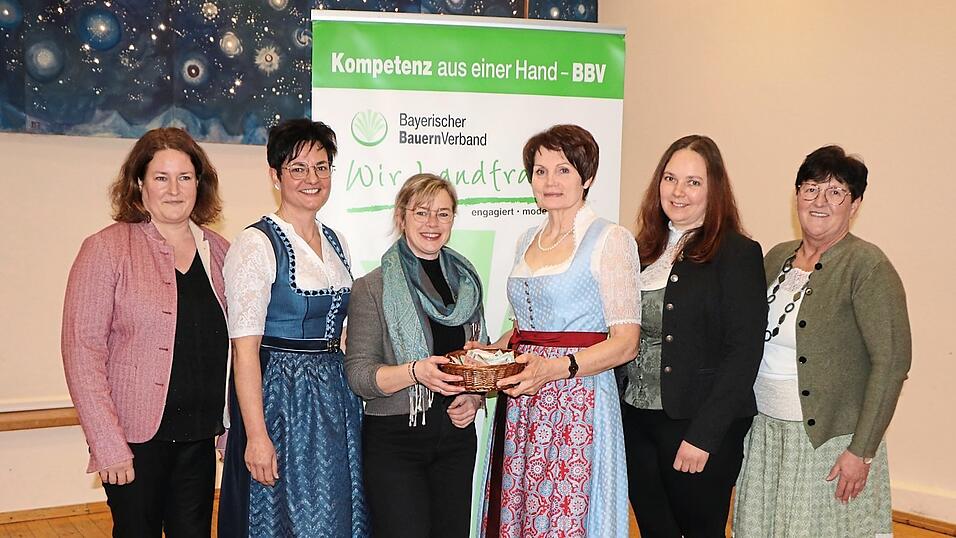 Die Landfrauen spendeten f&uuml;r die KDBH (v.l.): Irene B&uuml;chl, Monika Wagner, Maria St&ouml;ckl, Angelika Graf, Marion Zehentbauer und Gertraud Eichstetter.