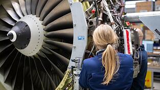 Eine MTU-Mitarbeiterin bei der Wartung einer Turbine. (Archiv)