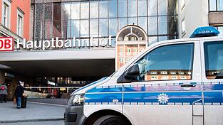 Am Montag hat ein Mann einen Polizisten schwer verletzt, w&auml;hrend der Beamte einen Passanten kontrollierte.