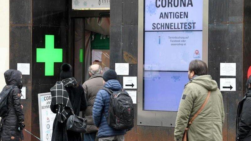 Menschen warten vor einer Apotheke in Wien auf einen Schnelltest. Die Sieben-Tage-Inzidenz liegt in &Ouml;sterreich bei rund 240.