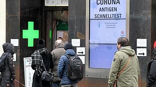Menschen warten vor einer Apotheke in Wien auf einen Schnelltest. Die Sieben-Tage-Inzidenz liegt in &Ouml;sterreich bei rund 240.