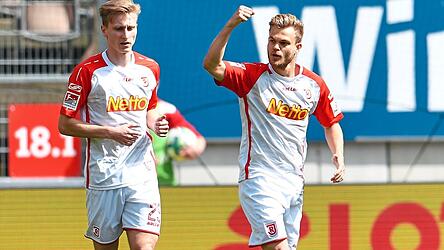 Torschütze beim letzten Jahn-Auftritt auf dem Lauterer Betzenberg (1:1) im April 2018 war Benedikt Saller (r.), der zusammen mit seinen Teamkollegen (l.: Joshua Mees) stark gefordert sein wird, um aus der Pfalz erneut einen Punkt mit in die Oberpfalz mitnehmen zu können.