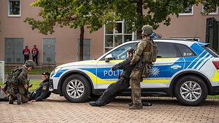 Wer übernimmt, wenn Polizeibeamte Opfer eines Anschlags werden? Bei der Übung „RoadTEX“ probten Polizei und Bundeswehr in Sulzbach-Rosenberg den Ernstfall.