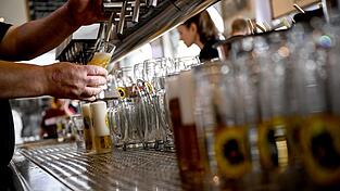 Die Gastronomie sieht sich von der Mindestlohnerhöhung besonders betroffen. (Archivbild)