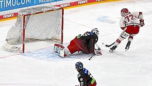 Der Anfang vom D&uuml;sseldorfer (Saison-)Ende: Trevor Gooch (rechts) brachte den EVL bereits nach 136 Sekunden mit 1:0 in Front und sattelte sp&auml;ter auch noch das 3:0 drauf. Kein Wunder, dass sie sich im rot-wei&szlig;en Lager &uuml;ber die Vertragsverl&auml;ngerung des US-Amerikaners bis Sommer 2028 freuen.