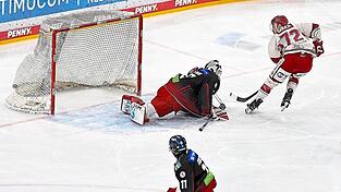 Der Anfang vom D&uuml;sseldorfer (Saison-)Ende: Trevor Gooch (rechts) brachte den EVL bereits nach 136 Sekunden mit 1:0 in Front und sattelte sp&auml;ter auch noch das 3:0 drauf. Kein Wunder, dass sie sich im rot-wei&szlig;en Lager &uuml;ber die Vertragsverl&auml;ngerung des US-Amerikaners bis Sommer 2028 freuen.