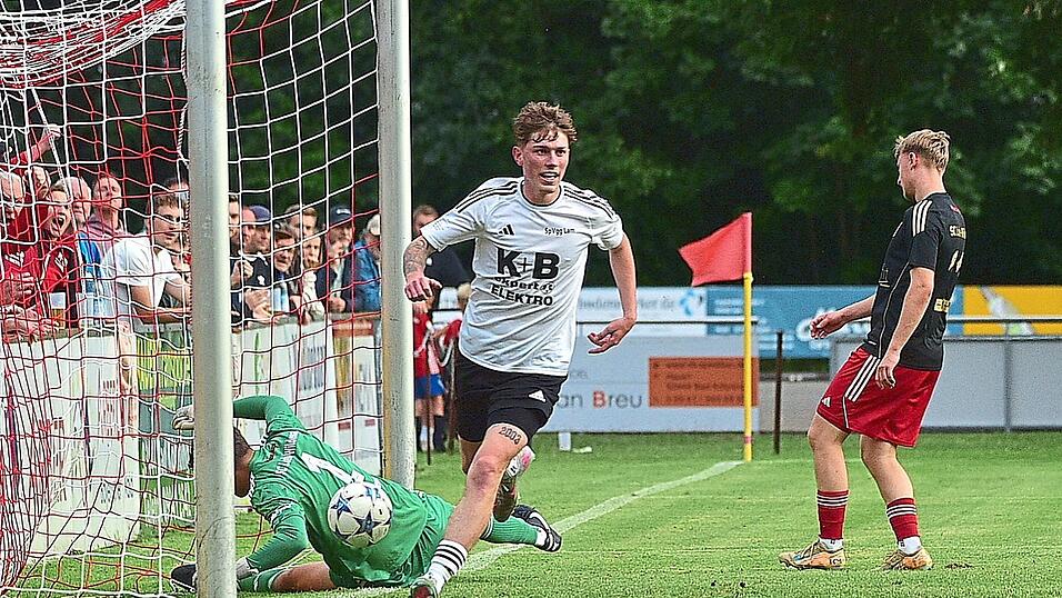 Niklas Maimer von der SpVgg Lam (in Wei&szlig;) ist aktuell sehr gut drauf. Er hat in dieser Saison sechs Treffer erzielt und drei aufgelegt.