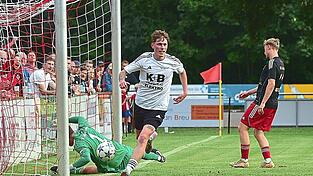 Niklas Maimer von der SpVgg Lam (in Wei&szlig;) ist aktuell sehr gut drauf. Er hat in dieser Saison sechs Treffer erzielt und drei aufgelegt.