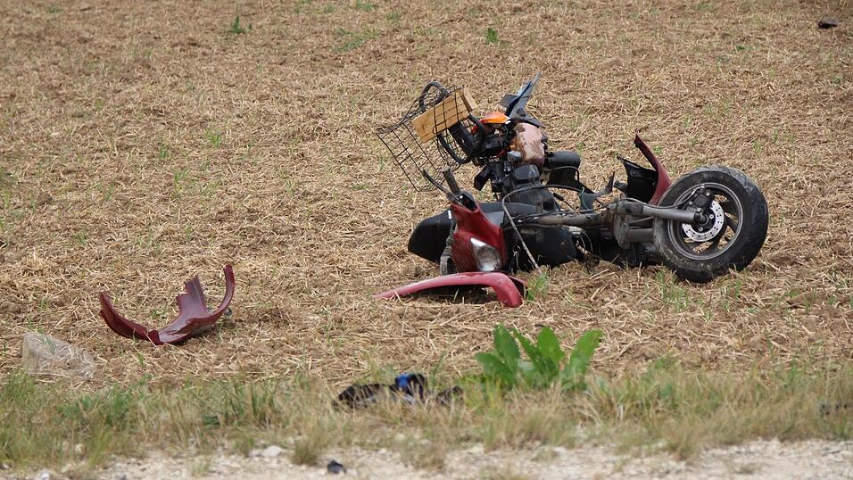 Eine 50-jährige Rollerfahrerin ist am Freitag bei diesem Unfall im Gemeindebereich Hemau (Kreis Regensburg) ums Leben gekommen. Eine 50-jährige Rollerfahrerin ist am Freitag bei diesem Unfall im Gemeindebereich Hemau (Kreis Regensburg) ums Leben gekommen.