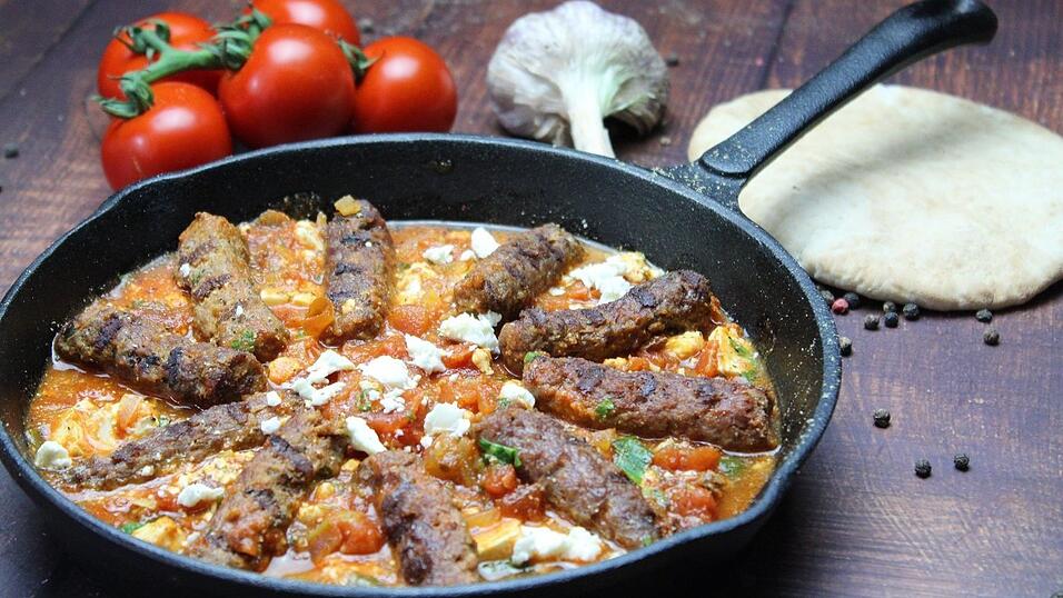 Leckere Cevapcici in großer Menge minutenschnell gemacht - wie kinderleicht das geht, das zeigt Anja Auer in ihrem neuen Rezept.