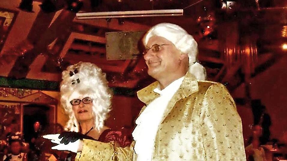 Verkleidet als Sonnenkönig, mit der ehemaligen Vereinsvorsitzenden Christine Hausotter Verkleidet als Sonnenkönig, mit der ehemaligen Vereinsvorsitzenden Christine Hausotter