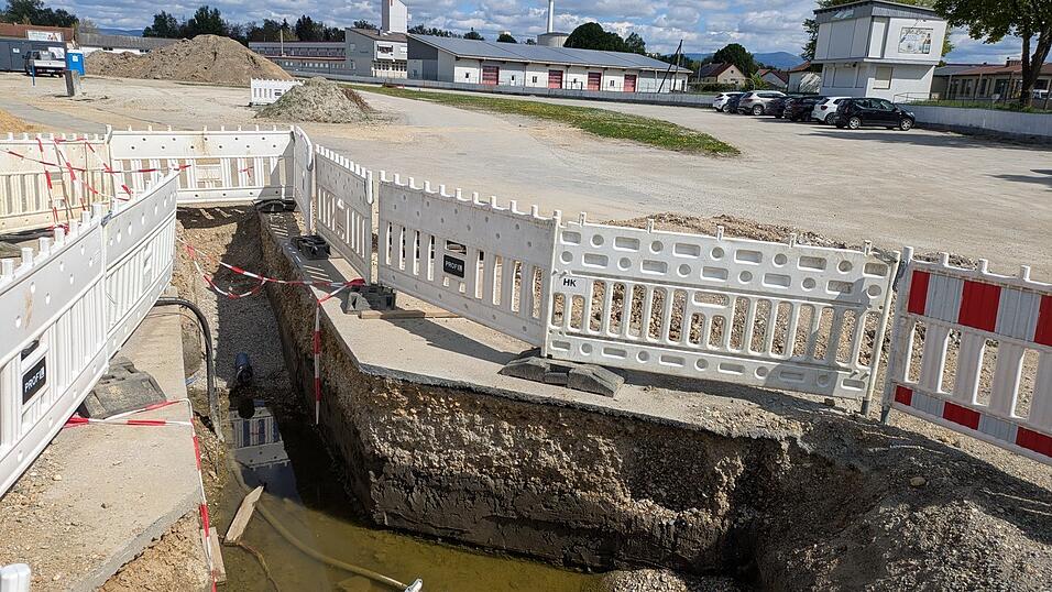 Haufen von Sand, Erde und Aspalt, metertiefe Gräben: Seit Wochen ist das Oval in Plattling eine einzige Baustelle. Die bei den Arbeiten an der Wasserversorgung entstandenen Schäden können bis zum Renntermin 25. Mai nicht beseitigt werden. Haufen von Sand, Erde und Aspalt, metertiefe Gräben: Seit Wochen ist das Oval in Plattling eine einzige Baustelle. Die bei den Arbeiten an der Wasserversorgung entstandenen Schäden können bis zum Renntermin 25. Mai nicht beseitigt werden.