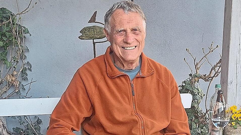 Otto Schober (72) mit seinem verschmitzten L&auml;cheln auf einer Bank in seinem Biergarten.