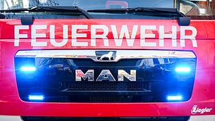 Ein Feuerwehrfahrzeug ist bei einem Einsatz gegen eine Hauswand geprallt. (Symbolbild) Ein Feuerwehrfahrzeug ist bei einem Einsatz gegen eine Hauswand geprallt. (Symbolbild)