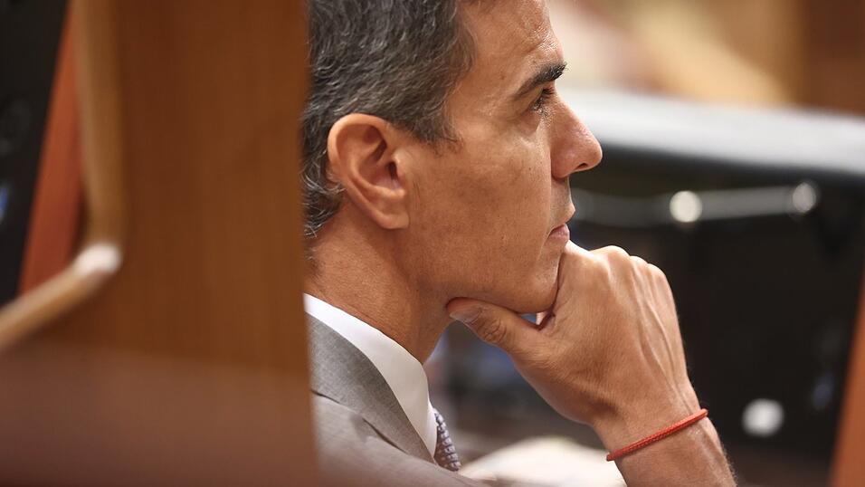 Spaniens Premierminister Pedro Sánchez versucht, aus der Blockade im Parlament einen gesellschaftlichen Richtungsentscheid zu machen und die enorme Protestenergie politisch für sich zu nutzen. Spaniens Premierminister Pedro Sánchez versucht, aus der Blockade im Parlament einen gesellschaftlichen Richtungsentscheid zu machen und die enorme Protestenergie politisch für sich zu nutzen.