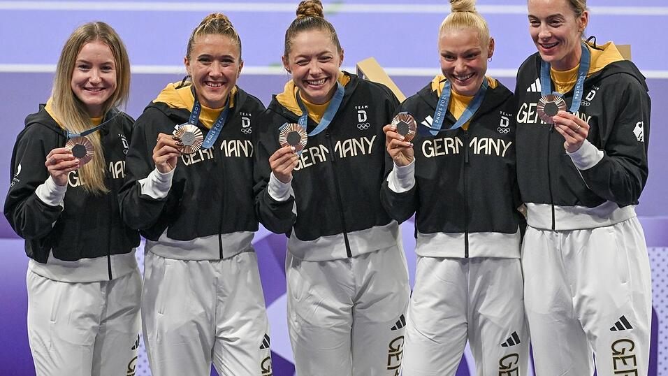 Die deutsche Staffel um Alexandra Burghardt (r) hatte sich eine Medaille fest vorgenommen - und gewann diese.